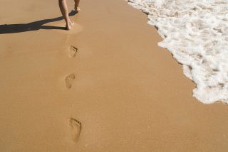 砂浜を歩く男